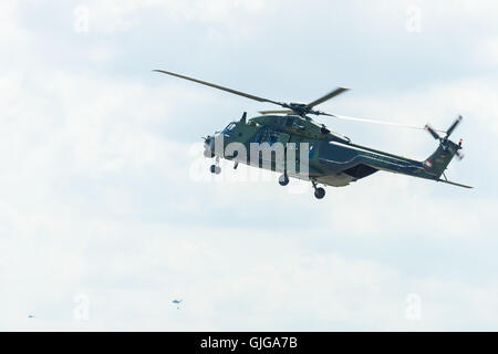 Hubschrauber NH90 der Bundeswehr. Demonstrative Leistung. Stockfoto