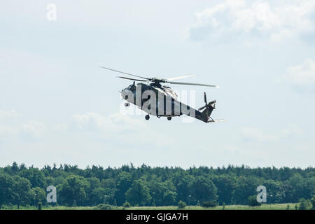 Hubschrauber NH90 der Bundeswehr. Demonstrative Leistung. Stockfoto