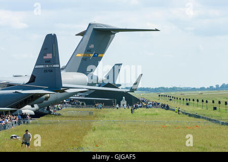 BERLIN, Deutschland - 2. Juni 2016: Verschiedene Flugzeuge auf dem Flugplatz. Ausstellung ILA Berlin Airshow 2016 Stockfoto