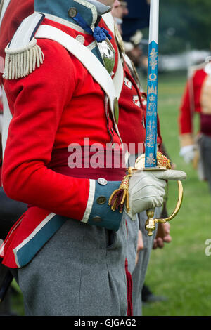 Coldstream Regiment of Foot Guards Offiziere einheitliche und Schwert auf einem Reenactment. Spetchley Park, Worcestershire, England Stockfoto