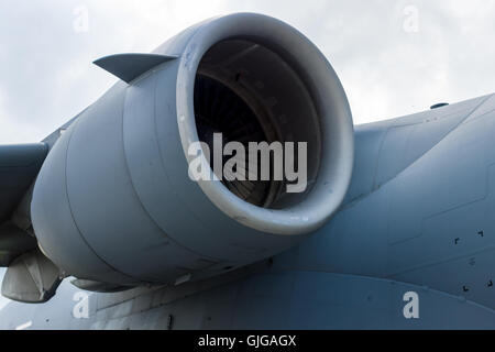 Turbinen-Kreiselbegläse Pratt & Whitney F117-PW-100 der großen militärischen Transportflugzeugen Boeing c-17 Globemaster III. Stockfoto