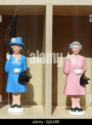 Animierte wehende HM Königin Figuren im Souvenir-Shop-Fenster, London Stockfoto