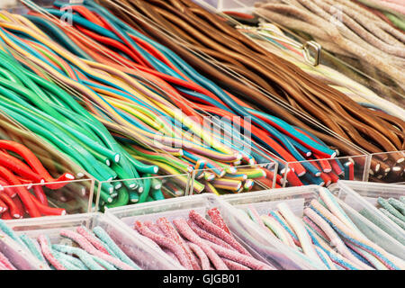 Bunte lecker Lakritz-Bonbons in Plastikbehältern. Süße Freude. Süßwaren im Shop. Lebendigen Farben. Süßigkeiten. Stockfoto