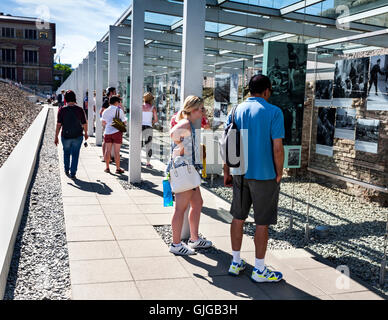 Touristen an der Topographie des Terrors, dem ehemaligen Gelände der Gestapo-Hauptquartier, Mitte, Berlin, Deutschland. Stockfoto