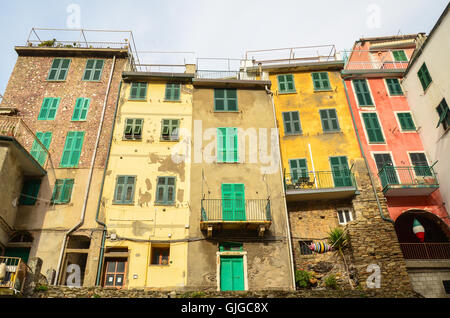 Panoramablick von Riomaggiore, einer der fünf berühmten bunten Dörfern der Cinque Terre, La Spezia, Italien Stockfoto