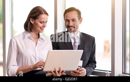 Positive Kollegen mit laptop Stockfoto