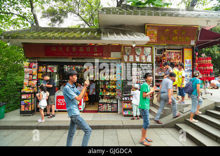 Lebensmittelgeschäft in Yiexiu Park, die hostet den Granit Statue der fünf Ziegen, Guangzhou, China Stockfoto