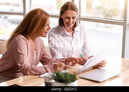 Angenehme Kolleginnen und Kollegen diskutieren Projekt Stockfoto