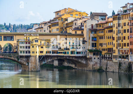 Alte bunte Häuser und ihre Reflexion im Wasser, am Ufer des Arno Flusses, Florenz, Italien Stockfoto