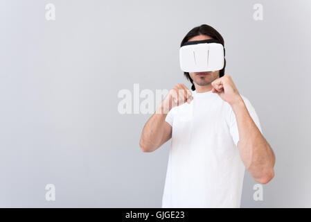 Angenehme tapferer Mann mit virtual-Reality-Gerät. Stockfoto