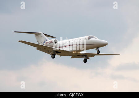 Kiew, Ukraine - 31. Juli 2012: Cessna 525A CitationJet CJ2 Businessjets ist mit bewölktem Himmel auf dem Hintergrund der Landung Stockfoto