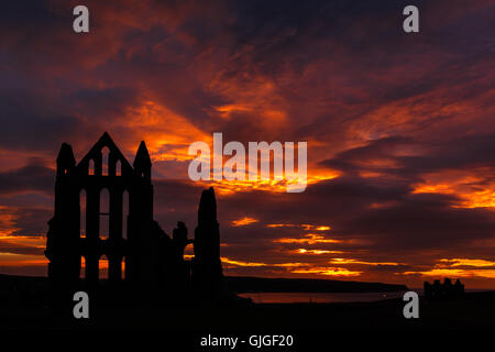 Whitby Abtei gegen einen dramatischen feurigen Sonnenuntergang. In Whitby, North Yorkshire, England. Am 12. August 2016 Stockfoto