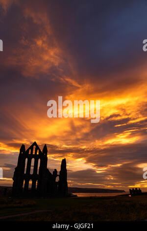 Whitby Abtei gegen einen dramatischen Sonnenuntergang. In Whitby, North Yorkshire, England. Stockfoto