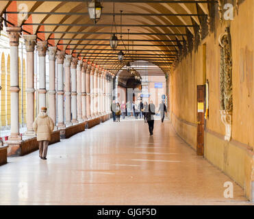 Charakteristischen Arkaden von Bologna, Emilia-Romana Region, Italien. 26. Februar 2016 Stockfoto