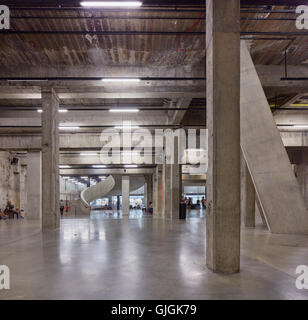 Öl Tank Kellerbereich auf Station Turbinenhalle mit Treppe. Schalten Sie Haus Tate Modern, London, Vereinigtes Königreich. Architekten: Herzog und De Meuron, 2016. Stockfoto