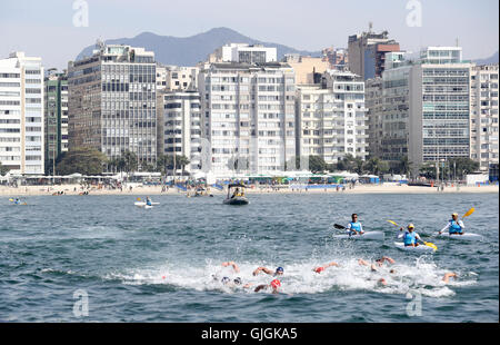 Ein Blick zurück in Richtung Strand wie Konkurrenten während der Mens 10 km Marathon Schwimmen im Fort Copacabana am elften Tag der Olympischen Spiele in Rio, Brasilien zu konkurrieren. Stockfoto