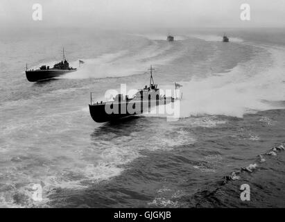 AJAXNETPHOTO. 1900ER JAHRE. SOLENT, ENGLAND. -CMBs Geschwindigkeit - eine Gruppe von THORNYCROFT Küsten Motorboote im FORMATON mit hoher Geschwindigkeit laufen. CMBs wurden 1939 in R.N SERVICE zurückgebracht als 12 Gebäude für ausländische Marinen BESCHLAGNAHMT wurden. EINIGE SERVIERT IM ÄUßERSTEN OSTEN UND DEM MITTELMEERRAUM DER REST BLIEB IN BRITISCHEN GEWÄSSERN. FOTO: VT SAMMLUNG/AJAX REF: VT9248 Stockfoto