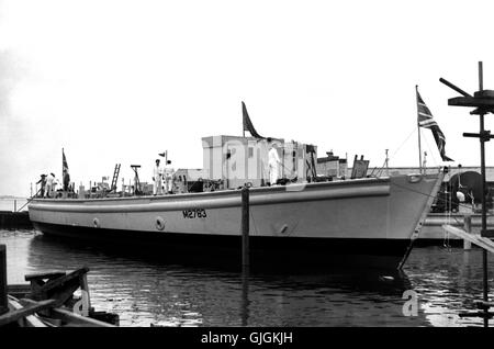 AJAX-NEWS & FEATURE SERVICE. 27. JULI 1956. PORTSMOUTH, ENGLAND. EINFÜHRUNG DER SCHINKEN KLASSE COASTAL MINESWEEPER HMS ODIHAM M2783 BEI DER VOSPER PORTCHESTER YARD. FOTO: AJAX NEWS & FEATURE SERVICE/VT COLLECTION REF: D1 VT 71708 405 Stockfoto