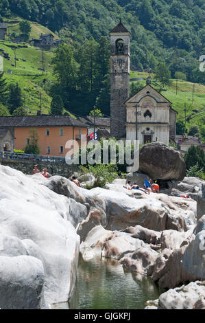 Schweiz: Verzasca Fluss, für sein klares türkisfarbenes Wasser bekannt, und Blick auf die Kirche der Heiligen Maria der Engel in das alte Dorf von Lavertezzo Stockfoto