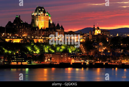 Quebec City Skyline bei Sonnenuntergang und Saint Lawrence River, Kanada Stockfoto