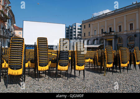 Schweiz: die Stühle und große Leinwand des Film Festival Locarno, ein internationales Filmfestival statt jedes Jahr im August Stockfoto