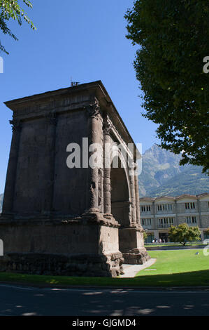 Cogne, Valle d'Aosta, Italien: Blick auf den Bogen des Augustus, 25 v. Chr. erbaut anlässlich der Römische Sieg über die Salesianer von Don Bosco (Salassi) Stockfoto