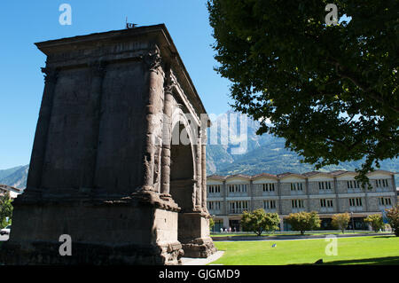 Cogne, Valle d'Aosta, Italien: Blick auf den Bogen des Augustus, 25 v. Chr. erbaut anlässlich der Römische Sieg über die Salesianer von Don Bosco (Salassi) Stockfoto