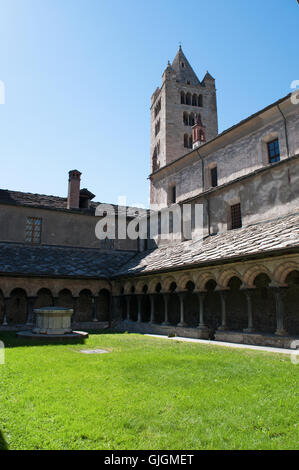 Aosta, Italien: Blick auf den Kreuzgang der Kirche von Sant'Orso, eine Stiftskirche St. Ursus von Aosta, schönes Beispiel der romanischen Kunst Stockfoto