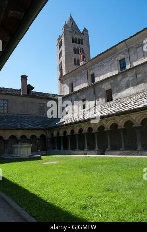 Aosta, Italien: Blick auf den Kreuzgang der Kirche von Sant'Orso, eine Stiftskirche St. Ursus von Aosta, schönes Beispiel der romanischen Kunst Stockfoto