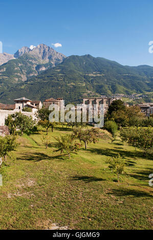 Aosta, Val d'Aosta, Italien: Blick auf die Ruinen des römischen Amphitheaters Augusta Praetoria, von den Archäologen auf das erste Jahrhundert AD Stockfoto
