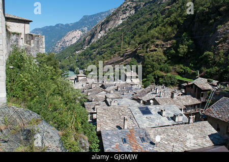 Das Aosta-Tal, Italien: Blick über die Dächer der mittelalterlichen Dorf von Bard, der kleinsten Stadt im Aosta-Tal Stockfoto