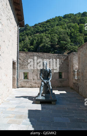 Bard, Valle d'Aosta, Italien: grüner Granit Skulptur Junge Athlet des italienischen Künstlers Francesco Messina am Fort Bard, 19. Jahrhundert befestigten Komplex Stockfoto