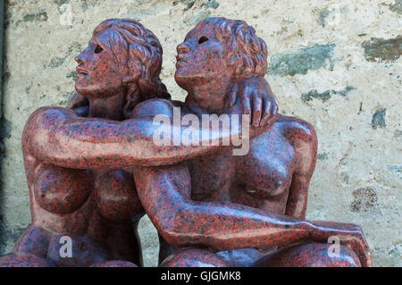 Bard, Valle d'Aosta, Italien: der Granit Skulptur Adam und Eva des italienischen Künstlers Francesco Messina am Fort Bard, einem Gebäude aus dem 19. Jahrhundert befestigten Komplex Stockfoto