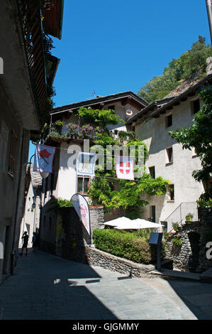 Das Aosta-Tal, Italien: Blick auf das mittelalterliche Dorf Bard, der kleinsten Stadt im Aosta-Tal Stockfoto