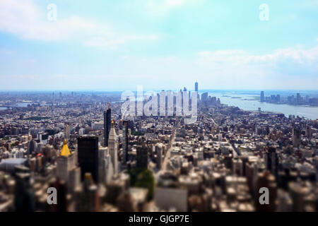 Der Blick von der offenen 86. Stock Aussichtsplattform auf das Empire State Building mit Blick auf Lower Manhattan und das Finanzviertel. Der Freedom Tower (One World Trade Center) kann auf der rechten Seite der Wolkenkratzer angesehen werden. Stockfoto