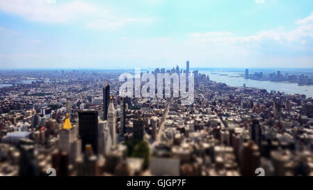 Der Blick von der offenen 86. Stock Aussichtsplattform auf das Empire State Building mit Blick auf Lower Manhattan und das Finanzviertel. Der Freedom Tower (One World Trade Center) kann auf der rechten Seite der Wolkenkratzer angesehen werden. Stockfoto