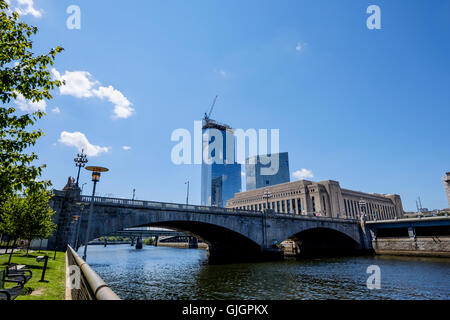 30th Street Railway Station-Fassade aus dem Schuylkill River Trail, Philadelphia Stockfoto