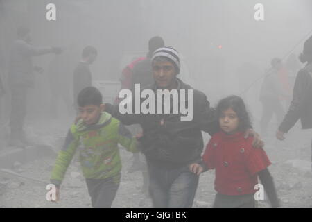 Aleppo, Syrien. 16. August 2016. Überlebende von einem russischen Luftangriff in Aleppo Credit: Louai Barakat/ImagesLive/ZUMA Draht/Alamy Live News Stockfoto