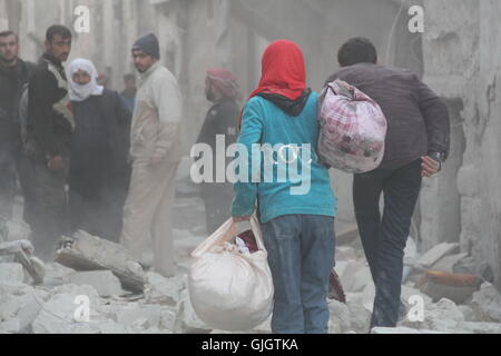 Aleppo, Syrien. 16. August 2016. Ein Kind schnappt sich ein paar von ihren Besitz aus ihrer Heimat durch die Luftangriffe in Aleppo zerstört. Bildnachweis: Louai Barakat/ImagesLive/ZUMA Draht/Alamy Live-Nachrichten Stockfoto