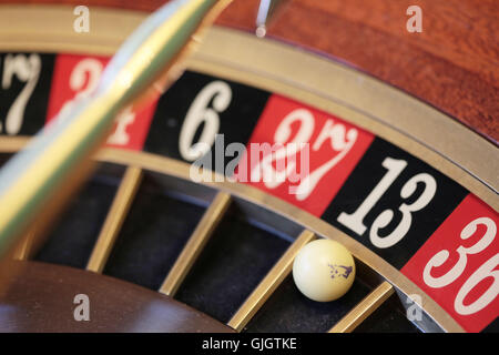Dortmund, Deutschland. 16. August 2016. Ein Ball liegt an der Hausnummer 13 am Roulette-Tisch an der Spielbank Hohensyburg Casino in Dortmund, Deutschland, 16. August 2016. Die Westdeutsche Spielbanken (Westspiel) Casinos in Nordrhein-Westfalen und Bremen lancieren eine Werbe-Kampagne mit mehr spielen und größeren Jackpots. Foto: OLIVER BERG/DPA/Alamy Live-Nachrichten Stockfoto