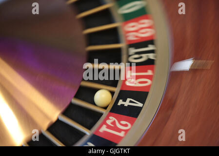 Dortmund, Deutschland. 16. August 2016. Ein Ball liegt auf Platz 4 auf dem Roulette-Tisch an der Spielbank Hohensyburg Casino in Dortmund, Deutschland, 16. August 2016. Die Westdeutsche Spielbanken (Westspiel) Casinos in Nordrhein-Westfalen und Bremen lancieren eine Werbe-Kampagne mit mehr spielen und größeren Jackpots. Foto: OLIVER BERG/DPA/Alamy Live-Nachrichten Stockfoto