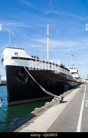 Poole, Dorset, UK. 16. August 2016 UK Wetter: Shieldhall, das größte Dampfschiff der Arbeiten ihrer Art in Europa, ist an einem heißen sonnigen Tag mit ununterbrochenen Sonnenschein neben Poole Quay festgemacht. Besucher erhalten die Gelegenheit, an Bord gehen und auf der Schiffsmotor, Heizräume und die Brücke und lernen, wie funktioniert ein Dampfschiff. Bildnachweis: Carolyn Jenkins/Alamy Live-Nachrichten Stockfoto