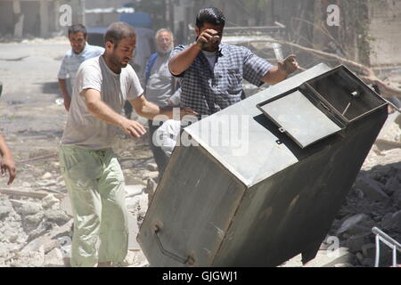 Aleppo, Syrien. 16. August 2016. Zwölf Menschen wurden getötet, während einer Bombardierung im Stadtteil Al-Shaar von Aleppo. Bildnachweis: Louai Barakat/ImagesLive/ZUMA Draht/Alamy Live-Nachrichten Stockfoto