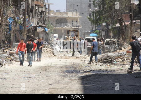 Aleppo, Syrien. 16. August 2016. Zwölf Menschen wurden getötet, während einer Bombardierung im Stadtteil Al-Shaar von Aleppo. Bildnachweis: Louai Barakat/ImagesLive/ZUMA Draht/Alamy Live-Nachrichten Stockfoto