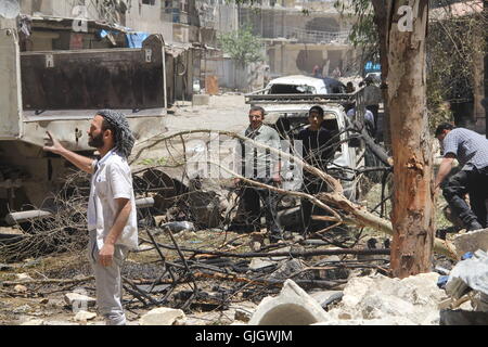 Aleppo, Syrien. 16. August 2016. Zwölf Menschen wurden getötet, während einer Bombardierung im Stadtteil Al-Shaar von Aleppo. Bildnachweis: Louai Barakat/ImagesLive/ZUMA Draht/Alamy Live-Nachrichten Stockfoto