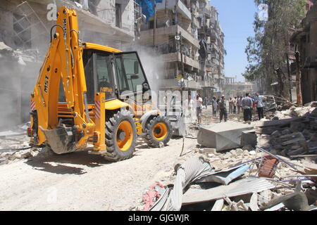 Aleppo, Syrien. 16. August 2016. Zwölf Menschen wurden getötet, während einer Bombardierung im Stadtteil Al-Shaar von Aleppo. Bildnachweis: Louai Barakat/ImagesLive/ZUMA Draht/Alamy Live-Nachrichten Stockfoto