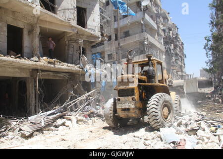 Aleppo, Syrien. 16. August 2016. Zwölf Menschen wurden getötet, während einer Bombardierung im Stadtteil Al-Shaar von Aleppo. Bildnachweis: Louai Barakat/ImagesLive/ZUMA Draht/Alamy Live-Nachrichten Stockfoto