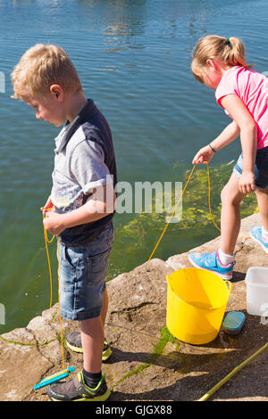 Poole, Dorset, UK. 16. August 2016. UK-Wetter: Kinder gehen in Poole Quay an einem heißen sonnigen Tag mit ununterbrochenen Sonnenschein Credit Verdrehungen: Carolyn Jenkins/Alamy Live News Stockfoto