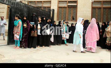 Studenten sind in Warteschlange, um ihre Zulassung für fortgeschrittene außerhalb Regierung Frauen College in Karachi auf Dienstag, 16. August 2016 einreichen. Stockfoto