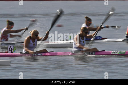 Rio De Janeiro, Brasilien. 16. August 2016. Franziska Weber und Tina Dietze Deutschlands (vorne), während Frauen Kajak Doppel 500 m final A an den Rio Olympischen Spielen 2016 in Rio De Janeiro, Brasilien, am 16. August 2016 konkurrieren. Franziska Weber und Tina Dietze Deutschland gewann die Silbermedaille. Bildnachweis: Wang Peng/Xinhua/Alamy Live-Nachrichten Stockfoto